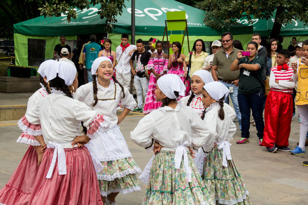 Feria Campesina
Feria Campesina
Fecha: Julio 18 de 2014. Lugar: Pies Descalzos - Medellín
Para descargar esta fotografía en alta resolución, haga clic sobre la imagen hasta que la misma se despliegue en la pantalla completa; luego dé clic derecho y elija la opción "guardar imagen como". 
En caso de publicación por cualquier medio, solicitamos acompañarla del crédito: "Foto EPM"
Palabras clave: Feria Campesina