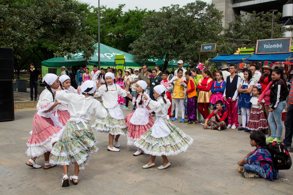 Feria Campesina
Feria Campesina
Fecha: Julio 18 de 2014. Lugar: Pies Descalzos - Medellín
Para descargar esta fotografía en alta resolución, haga clic sobre la imagen hasta que la misma se despliegue en la pantalla completa; luego dé clic derecho y elija la opción "guardar imagen como". 
En caso de publicación por cualquier medio, solicitamos acompañarla del crédito: "Foto EPM"
Palabras clave: Feria Campesina