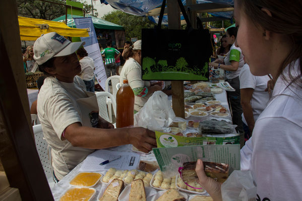 Feria Campesina
Feria Campesina
Fecha: Julio 18 de 2014. Lugar: Pies Descalzos - Medellín
Para descargar esta fotografía en alta resolución, haga clic sobre la imagen hasta que la misma se despliegue en la pantalla completa; luego dé clic derecho y elija la opción "guardar imagen como". 
En caso de publicación por cualquier medio, solicitamos acompañarla del crédito: "Foto EPM"
Palabras clave: Feria Campesina