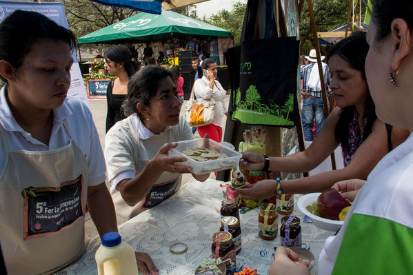 Feria Campesina
Feria Campesina
Fecha: Julio 18 de 2014. Lugar: Pies Descalzos - Medellín
Para descargar esta fotografía en alta resolución, haga clic sobre la imagen hasta que la misma se despliegue en la pantalla completa; luego dé clic derecho y elija la opción "guardar imagen como". 
En caso de publicación por cualquier medio, solicitamos acompañarla del crédito: "Foto EPM"
Palabras clave: Feria Campesina
