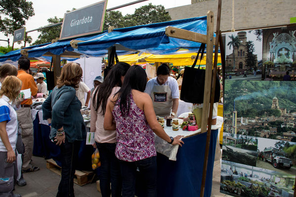 Feria Campesina
Feria Campesina
Fecha: Julio 18 de 2014. Lugar: Pies Descalzos - Medellín
Para descargar esta fotografía en alta resolución, haga clic sobre la imagen hasta que la misma se despliegue en la pantalla completa; luego dé clic derecho y elija la opción "guardar imagen como". 
En caso de publicación por cualquier medio, solicitamos acompañarla del crédito: "Foto EPM"
Palabras clave: Feria Campesina