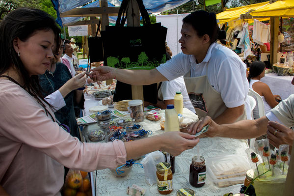 Feria Campesina
Feria Campesina
Fecha: Julio 18 de 2014. Lugar: Pies Descalzos - Medellín
Para descargar esta fotografía en alta resolución, haga clic sobre la imagen hasta que la misma se despliegue en la pantalla completa; luego dé clic derecho y elija la opción "guardar imagen como". 
En caso de publicación por cualquier medio, solicitamos acompañarla del crédito: "Foto EPM"
Palabras clave: Feria Campesina