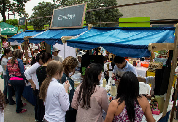 Feria Campesina
Feria Campesina
Fecha: Julio 18 de 2014. Lugar: Pies Descalzos - Medellín
Para descargar esta fotografía en alta resolución, haga clic sobre la imagen hasta que la misma se despliegue en la pantalla completa; luego dé clic derecho y elija la opción "guardar imagen como". 
En caso de publicación por cualquier medio, solicitamos acompañarla del crédito: "Foto EPM"
Palabras clave: Feria Campesina