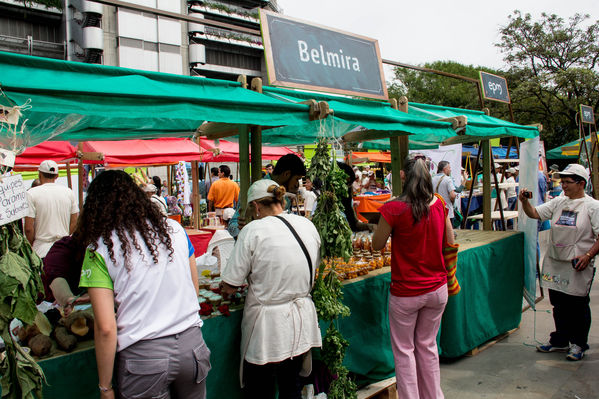 Feria Campesina
Feria Campesina
Fecha: Julio 18 de 2014. Lugar: Pies Descalzos - Medellín
Para descargar esta fotografía en alta resolución, haga clic sobre la imagen hasta que la misma se despliegue en la pantalla completa; luego dé clic derecho y elija la opción "guardar imagen como". 
En caso de publicación por cualquier medio, solicitamos acompañarla del crédito: "Foto EPM"
Palabras clave: Feria Campesina
