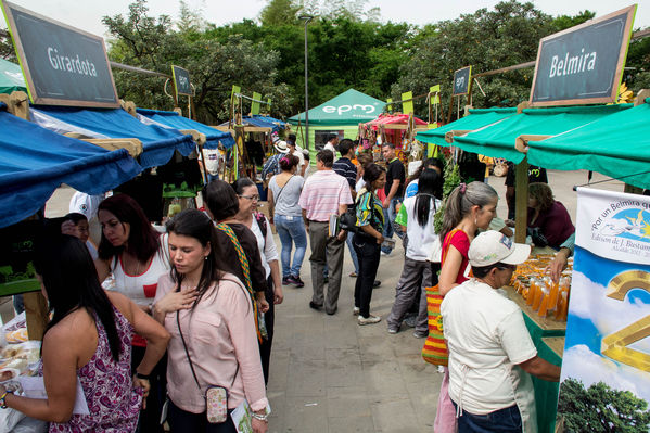 Feria Campesina
Feria Campesina
Fecha: Julio 18 de 2014. Lugar: Pies Descalzos - Medellín
Para descargar esta fotografía en alta resolución, haga clic sobre la imagen hasta que la misma se despliegue en la pantalla completa; luego dé clic derecho y elija la opción "guardar imagen como". 
En caso de publicación por cualquier medio, solicitamos acompañarla del crédito: "Foto EPM"
Palabras clave: Feria Campesina