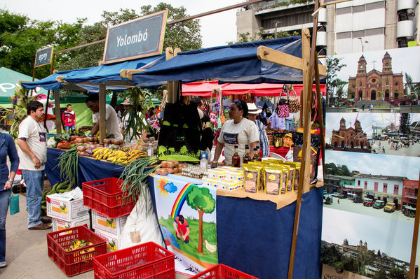 Feria Campesina
Feria Campesina
Fecha: Julio 18 de 2014. Lugar: Pies Descalzos - Medellín
Para descargar esta fotografía en alta resolución, haga clic sobre la imagen hasta que la misma se despliegue en la pantalla completa; luego dé clic derecho y elija la opción "guardar imagen como". 
En caso de publicación por cualquier medio, solicitamos acompañarla del crédito: "Foto EPM"
Palabras clave: Feria Campesina