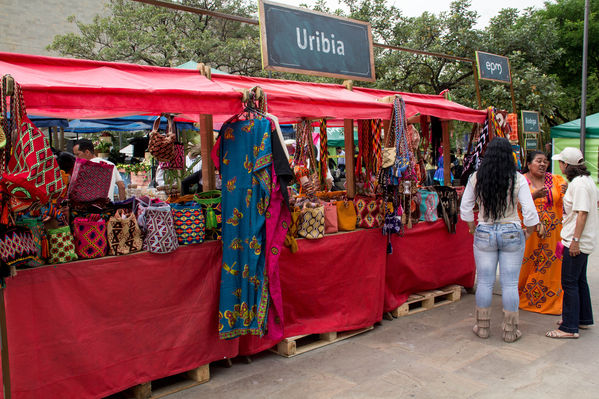 Feria Campesina
Feria Campesina
Fecha: Julio 18 de 2014. Lugar: Pies Descalzos - Medellín
Para descargar esta fotografía en alta resolución, haga clic sobre la imagen hasta que la misma se despliegue en la pantalla completa; luego dé clic derecho y elija la opción "guardar imagen como". 
En caso de publicación por cualquier medio, solicitamos acompañarla del crédito: "Foto EPM"
Palabras clave: Feria Campesina