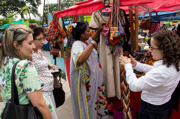 Feria Campesina
Feria Campesina
Fecha: Julio 18 de 2014. Lugar: Pies Descalzos - Medellín
Para descargar esta fotografía en alta resolución, haga clic sobre la imagen hasta que la misma se despliegue en la pantalla completa; luego dé clic derecho y elija la opción "guardar imagen como". 
En caso de publicación por cualquier medio, solicitamos acompañarla del crédito: "Foto EPM"
Palabras clave: Feria Campesina