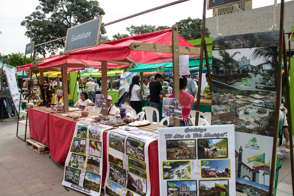 Feria Campesina
Feria Campesina
Fecha: Julio 18 de 2014. Lugar: Pies Descalzos - Medellín
Para descargar esta fotografía en alta resolución, haga clic sobre la imagen hasta que la misma se despliegue en la pantalla completa; luego dé clic derecho y elija la opción "guardar imagen como". 
En caso de publicación por cualquier medio, solicitamos acompañarla del crédito: "Foto EPM"
Palabras clave: Feria Campesina