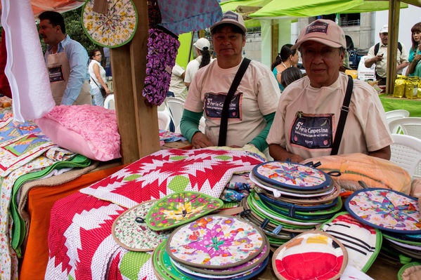 Feria Campesina
Feria Campesina
Fecha: Julio 18 de 2014. Lugar: Pies Descalzos - Medellín
Para descargar esta fotografía en alta resolución, haga clic sobre la imagen hasta que la misma se despliegue en la pantalla completa; luego dé clic derecho y elija la opción "guardar imagen como". 
En caso de publicación por cualquier medio, solicitamos acompañarla del crédito: "Foto EPM"
Palabras clave: Feria Campesina