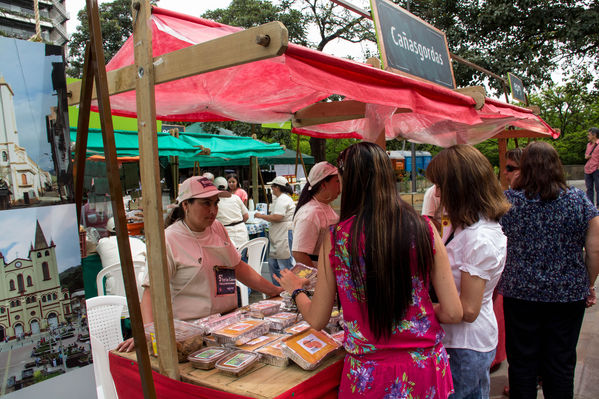 Feria Campesina
Feria Campesina
Fecha: Julio 18 de 2014. Lugar: Pies Descalzos - Medellín
Para descargar esta fotografía en alta resolución, haga clic sobre la imagen hasta que la misma se despliegue en la pantalla completa; luego dé clic derecho y elija la opción "guardar imagen como". 
En caso de publicación por cualquier medio, solicitamos acompañarla del crédito: "Foto EPM"

Palabras clave: Feria Campesina