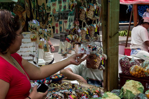 Feria Campesina
Feria Campesina
Fecha: Julio 18 de 2014. Lugar: Pies Descalzos - Medellín
Para descargar esta fotografía en alta resolución, haga clic sobre la imagen hasta que la misma se despliegue en la pantalla completa; luego dé clic derecho y elija la opción "guardar imagen como". 
En caso de publicación por cualquier medio, solicitamos acompañarla del crédito: "Foto EPM"

Palabras clave: Feria Campesina