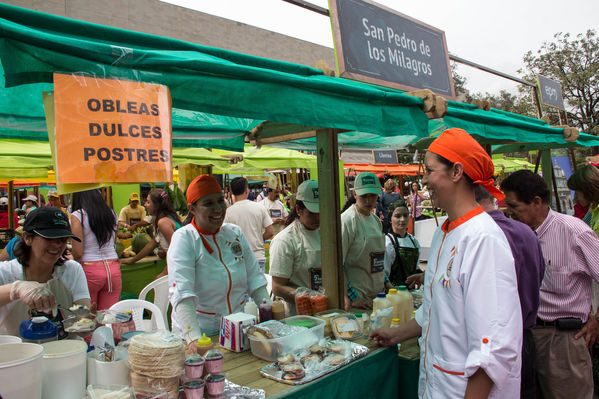 Feria Campesina
Feria Campesina
Fecha: Julio 18 de 2014. Lugar: Pies Descalzos - Medellín
Para descargar esta fotografía en alta resolución, haga clic sobre la imagen hasta que la misma se despliegue en la pantalla completa; luego dé clic derecho y elija la opción "guardar imagen como". 
En caso de publicación por cualquier medio, solicitamos acompañarla del crédito: "Foto EPM"

Palabras clave: Feria Campesina