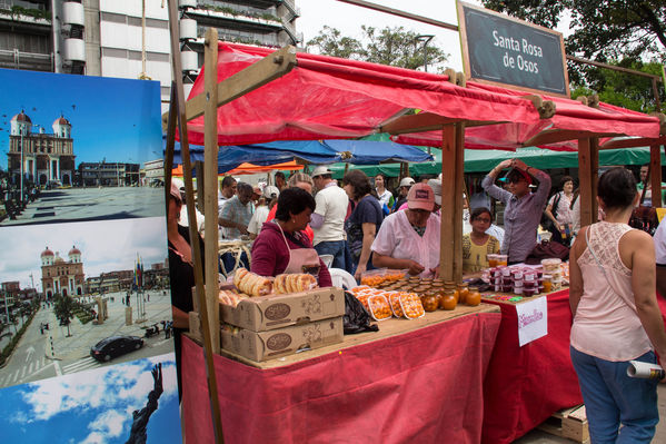 Feria Campesina
Feria Campesina
Fecha: Julio 18 de 2014. Lugar: Pies Descalzos - Medellín
Para descargar esta fotografía en alta resolución, haga clic sobre la imagen hasta que la misma se despliegue en la pantalla completa; luego dé clic derecho y elija la opción "guardar imagen como". 
En caso de publicación por cualquier medio, solicitamos acompañarla del crédito: "Foto EPM"

Palabras clave: Feria Campesina