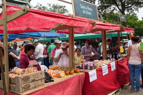 Feria Campesina
Feria Campesina
Fecha: Julio 18 de 2014. Lugar: Pies Descalzos - Medellín
Para descargar esta fotografía en alta resolución, haga clic sobre la imagen hasta que la misma se despliegue en la pantalla completa; luego dé clic derecho y elija la opción "guardar imagen como". 
En caso de publicación por cualquier medio, solicitamos acompañarla del crédito: "Foto EPM"

Palabras clave: Feria Campesina