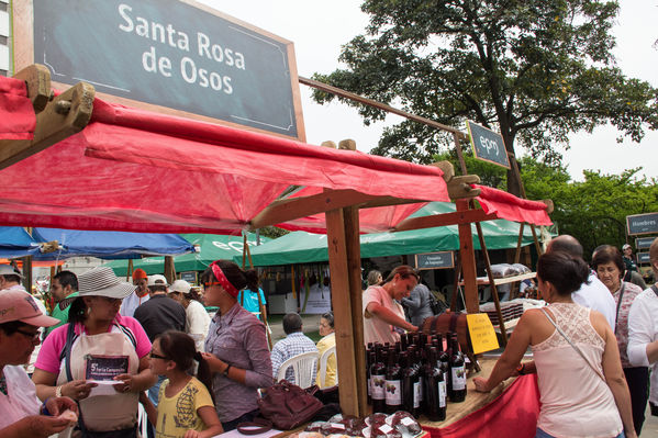 Feria Campesina
Feria Campesina
Fecha: Julio 18 de 2014. Lugar: Pies Descalzos - Medellín
Para descargar esta fotografía en alta resolución, haga clic sobre la imagen hasta que la misma se despliegue en la pantalla completa; luego dé clic derecho y elija la opción "guardar imagen como". 
En caso de publicación por cualquier medio, solicitamos acompañarla del crédito: "Foto EPM"

Palabras clave: Feria Campesina