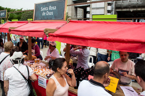 Feria Campesina
Feria Campesina
Fecha: Julio 18 de 2014. Lugar: Pies Descalzos - Medellín
Para descargar esta fotografía en alta resolución, haga clic sobre la imagen hasta que la misma se despliegue en la pantalla completa; luego dé clic derecho y elija la opción "guardar imagen como". 
En caso de publicación por cualquier medio, solicitamos acompañarla del crédito: "Foto EPM"

Palabras clave: Feria Campesina