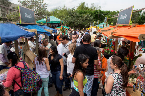 Feria Campesina
Feria Campesina
Fecha: Julio 18 de 2014. Lugar: Pies Descalzos - Medellín
Para descargar esta fotografía en alta resolución, haga clic sobre la imagen hasta que la misma se despliegue en la pantalla completa; luego dé clic derecho y elija la opción "guardar imagen como". 
En caso de publicación por cualquier medio, solicitamos acompañarla del crédito: "Foto EPM"

Palabras clave: Feria Campesina