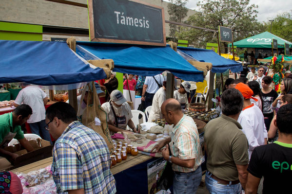 Feria Campesina
Feria Campesina
Fecha: Julio 18 de 2014. Lugar: Pies Descalzos - Medellín
Para descargar esta fotografía en alta resolución, haga clic sobre la imagen hasta que la misma se despliegue en la pantalla completa; luego dé clic derecho y elija la opción "guardar imagen como". 
En caso de publicación por cualquier medio, solicitamos acompañarla del crédito: "Foto EPM"

Palabras clave: Feria Campesina