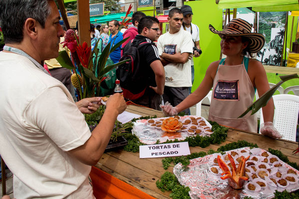 Feria Campesina
Feria Campesina
Fecha: Julio 18 de 2014. Lugar: Pies Descalzos - Medellín
Para descargar esta fotografía en alta resolución, haga clic sobre la imagen hasta que la misma se despliegue en la pantalla completa; luego dé clic derecho y elija la opción "guardar imagen como". 
En caso de publicación por cualquier medio, solicitamos acompañarla del crédito: "Foto EPM"

Palabras clave: Feria Campesina