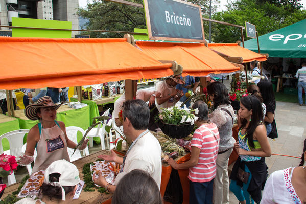 Feria Campesina
Feria Campesina
Fecha: Julio 18 de 2014. Lugar: Pies Descalzos - Medellín
Para descargar esta fotografía en alta resolución, haga clic sobre la imagen hasta que la misma se despliegue en la pantalla completa; luego dé clic derecho y elija la opción "guardar imagen como". 
En caso de publicación por cualquier medio, solicitamos acompañarla del crédito: "Foto EPM"

Palabras clave: Feria Campesina
