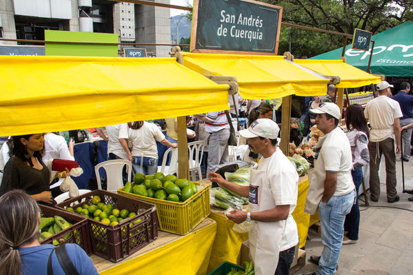 Feria Campesina
Feria Campesina
Fecha: Julio 18 de 2014. Lugar: Pies Descalzos - Medellín
Para descargar esta fotografía en alta resolución, haga clic sobre la imagen hasta que la misma se despliegue en la pantalla completa; luego dé clic derecho y elija la opción "guardar imagen como". 
En caso de publicación por cualquier medio, solicitamos acompañarla del crédito: "Foto EPM"

Palabras clave: Feria Campesina