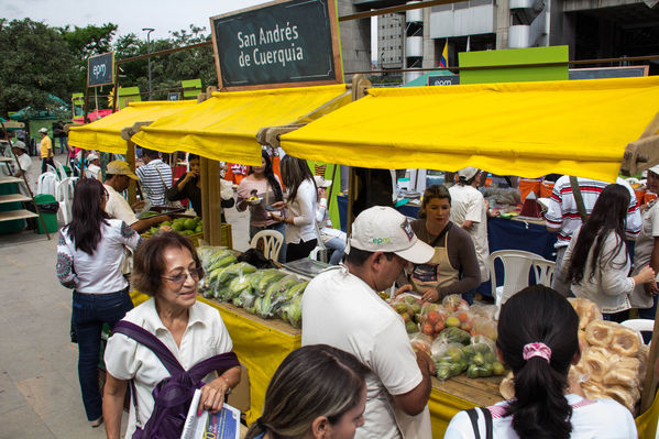 Feria Campesina
Feria Campesina
Fecha: Julio 18 de 2014. Lugar: Pies Descalzos - Medellín
Para descargar esta fotografía en alta resolución, haga clic sobre la imagen hasta que la misma se despliegue en la pantalla completa; luego dé clic derecho y elija la opción "guardar imagen como". 
En caso de publicación por cualquier medio, solicitamos acompañarla del crédito: "Foto EPM"

Palabras clave: Feria Campesina