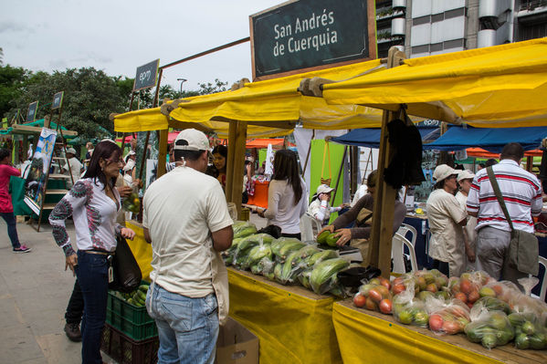 Feria Campesina
Feria Campesina
Fecha: Julio 18 de 2014. Lugar: Pies Descalzos - Medellín
Para descargar esta fotografía en alta resolución, haga clic sobre la imagen hasta que la misma se despliegue en la pantalla completa; luego dé clic derecho y elija la opción "guardar imagen como". 
En caso de publicación por cualquier medio, solicitamos acompañarla del crédito: "Foto EPM"

Palabras clave: Feria Campesina