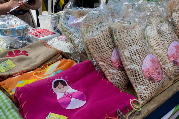 Feria Campesina
Feria Campesina
Fecha: Julio 18 de 2014. Lugar: Pies Descalzos - Medellín
Para descargar esta fotografía en alta resolución, haga clic sobre la imagen hasta que la misma se despliegue en la pantalla completa; luego dé clic derecho y elija la opción "guardar imagen como". 
En caso de publicación por cualquier medio, solicitamos acompañarla del crédito: "Foto EPM"

Palabras clave: Feria Campesina