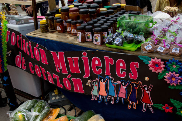 Feria Campesina
Feria Campesina
Fecha: Julio 18 de 2014. Lugar: Pies Descalzos - Medellín
Para descargar esta fotografía en alta resolución, haga clic sobre la imagen hasta que la misma se despliegue en la pantalla completa; luego dé clic derecho y elija la opción "guardar imagen como". 
En caso de publicación por cualquier medio, solicitamos acompañarla del crédito: "Foto EPM"

Palabras clave: Feria Campesina