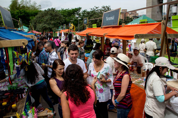 Feria Campesina
Feria Campesina
Fecha: Julio 18 de 2014. Lugar: Pies Descalzos - Medellín
Para descargar esta fotografía en alta resolución, haga clic sobre la imagen hasta que la misma se despliegue en la pantalla completa; luego dé clic derecho y elija la opción "guardar imagen como". 
En caso de publicación por cualquier medio, solicitamos acompañarla del crédito: "Foto EPM"

Palabras clave: Feria Campesina