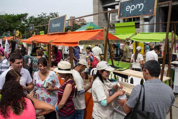 Feria Campesina
Feria Campesina
Fecha: Julio 18 de 2014. Lugar: Pies Descalzos - Medellín
Para descargar esta fotografía en alta resolución, haga clic sobre la imagen hasta que la misma se despliegue en la pantalla completa; luego dé clic derecho y elija la opción "guardar imagen como". 
En caso de publicación por cualquier medio, solicitamos acompañarla del crédito: "Foto EPM"

Palabras clave: Feria Campesina