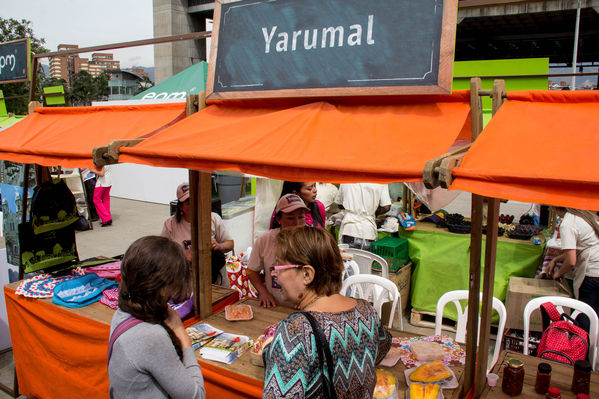 Feria Campesina
Feria Campesina
Fecha: Julio 18 de 2014. Lugar: Pies Descalzos - Medellín
Para descargar esta fotografía en alta resolución, haga clic sobre la imagen hasta que la misma se despliegue en la pantalla completa; luego dé clic derecho y elija la opción "guardar imagen como". 
En caso de publicación por cualquier medio, solicitamos acompañarla del crédito: "Foto EPM"

Palabras clave: Feria Campesina