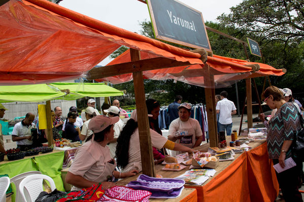 Feria Campesina
Feria Campesina
Fecha: Julio 18 de 2014. Lugar: Pies Descalzos - Medellín
Para descargar esta fotografía en alta resolución, haga clic sobre la imagen hasta que la misma se despliegue en la pantalla completa; luego dé clic derecho y elija la opción "guardar imagen como". 
En caso de publicación por cualquier medio, solicitamos acompañarla del crédito: "Foto EPM"

Palabras clave: Feria Campesina