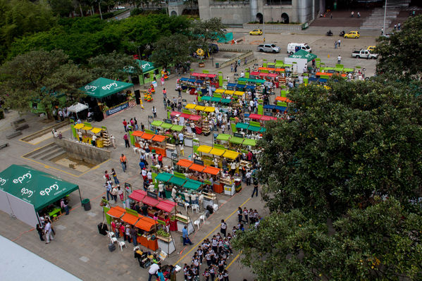 Feria Campesina
Feria Campesina
Fecha: Julio 18 de 2014. Lugar: Pies Descalzos - Medellín
Para descargar esta fotografía en alta resolución, haga clic sobre la imagen hasta que la misma se despliegue en la pantalla completa; luego dé clic derecho y elija la opción "guardar imagen como". 
En caso de publicación por cualquier medio, solicitamos acompañarla del crédito: "Foto EPM"

Palabras clave: Feria Campesina