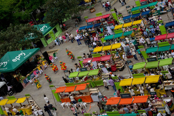 Feria Campesina
Feria Campesina
Fecha: Julio 18 de 2014. Lugar: Pies Descalzos - Medellín
Para descargar esta fotografía en alta resolución, haga clic sobre la imagen hasta que la misma se despliegue en la pantalla completa; luego dé clic derecho y elija la opción "guardar imagen como". 
En caso de publicación por cualquier medio, solicitamos acompañarla del crédito: "Foto EPM"

Palabras clave: Feria Campesina