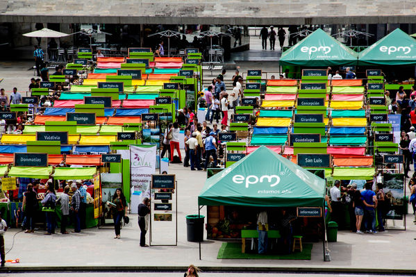 Feria Campesina
Feria Campesina
Fecha: Julio 18 de 2014. Lugar: Pies Descalzos - Medellín
Para descargar esta fotografía en alta resolución, haga clic sobre la imagen hasta que la misma se despliegue en la pantalla completa; luego dé clic derecho y elija la opción "guardar imagen como". 
En caso de publicación por cualquier medio, solicitamos acompañarla del crédito: "Foto EPM"
Palabras clave: Feria Campesina