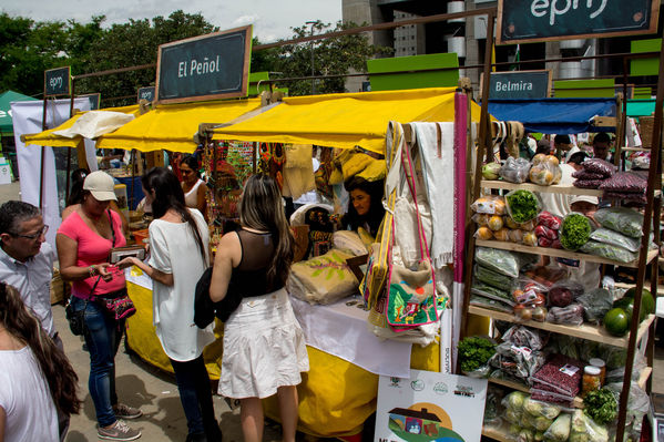 Feria Campesina
Feria Campesina
Fecha: Julio 18 de 2014. Lugar: Pies Descalzos - Medellín
Para descargar esta fotografía en alta resolución, haga clic sobre la imagen hasta que la misma se despliegue en la pantalla completa; luego dé clic derecho y elija la opción "guardar imagen como". 
En caso de publicación por cualquier medio, solicitamos acompañarla del crédito: "Foto EPM"
Palabras clave: Feria Campesina