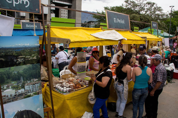 Feria Campesina
Feria Campesina
Fecha: Julio 18 de 2014. Lugar: Pies Descalzos - Medellín
Para descargar esta fotografía en alta resolución, haga clic sobre la imagen hasta que la misma se despliegue en la pantalla completa; luego dé clic derecho y elija la opción "guardar imagen como". 
En caso de publicación por cualquier medio, solicitamos acompañarla del crédito: "Foto EPM"
Palabras clave: Feria Campesina