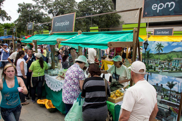 Feria Campesina
Feria Campesina
Fecha: Julio 18 de 2014. Lugar: Pies Descalzos - Medellín
Para descargar esta fotografía en alta resolución, haga clic sobre la imagen hasta que la misma se despliegue en la pantalla completa; luego dé clic derecho y elija la opción "guardar imagen como". 
En caso de publicación por cualquier medio, solicitamos acompañarla del crédito: "Foto EPM"
Palabras clave: Feria Campesina