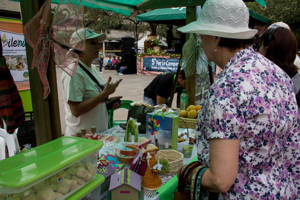 Feria Campesina
Feria Campesina
Fecha: Julio 18 de 2014. Lugar: Pies Descalzos - Medellín
Para descargar esta fotografía en alta resolución, haga clic sobre la imagen hasta que la misma se despliegue en la pantalla completa; luego dé clic derecho y elija la opción "guardar imagen como". 
En caso de publicación por cualquier medio, solicitamos acompañarla del crédito: "Foto EPM"
Palabras clave: Feria Campesina