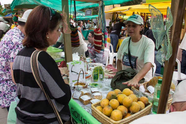 Feria Campesina
Feria Campesina
Fecha: Julio 18 de 2014. Lugar: Pies Descalzos - Medellín
Para descargar esta fotografía en alta resolución, haga clic sobre la imagen hasta que la misma se despliegue en la pantalla completa; luego dé clic derecho y elija la opción "guardar imagen como". 
En caso de publicación por cualquier medio, solicitamos acompañarla del crédito: "Foto EPM"
Palabras clave: Feria Campesina