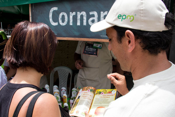 Feria Campesina
Feria Campesina
Fecha: Julio 18 de 2014. Lugar: Pies Descalzos - Medellín
Para descargar esta fotografía en alta resolución, haga clic sobre la imagen hasta que la misma se despliegue en la pantalla completa; luego dé clic derecho y elija la opción "guardar imagen como". 
En caso de publicación por cualquier medio, solicitamos acompañarla del crédito: "Foto EPM"
Palabras clave: Feria Campesina