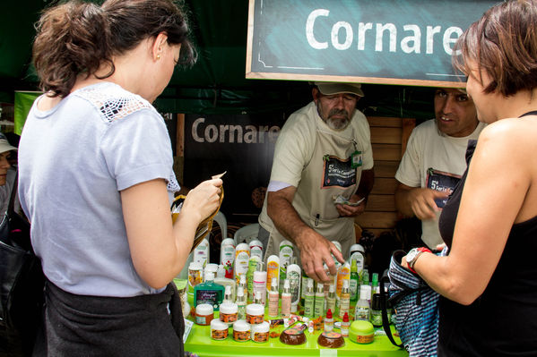 Feria Campesina
Feria Campesina
Fecha: Julio 18 de 2014. Lugar: Pies Descalzos - Medellín
Para descargar esta fotografía en alta resolución, haga clic sobre la imagen hasta que la misma se despliegue en la pantalla completa; luego dé clic derecho y elija la opción "guardar imagen como". 
En caso de publicación por cualquier medio, solicitamos acompañarla del crédito: "Foto EPM"
Palabras clave: Feria Campesina