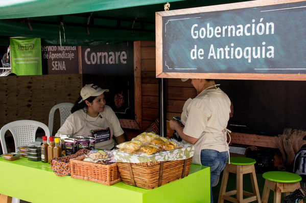 Feria Campesina
Feria Campesina
Fecha: Julio 18 de 2014. Lugar: Pies Descalzos - Medellín
Para descargar esta fotografía en alta resolución, haga clic sobre la imagen hasta que la misma se despliegue en la pantalla completa; luego dé clic derecho y elija la opción "guardar imagen como". 
En caso de publicación por cualquier medio, solicitamos acompañarla del crédito: "Foto EPM"
Palabras clave: Feria Campesina