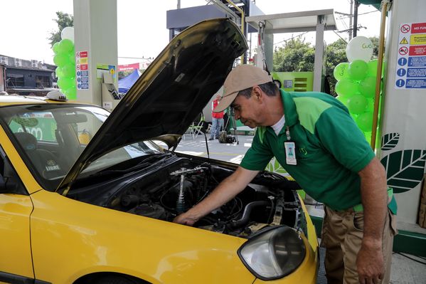 Apertura décimo quinta Estación de Servicio Gas natural vehicular
Apertura décimo quinta Estación de Servicio Gas natural vehicular     
Fecha: Julio 23 de 2015. Lugar: Medellín – EDS Bolivariana
Para descargar esta fotografía en alta resolución, haga clic sobre la imagen hasta que la misma se despliegue en la pantalla completa; luego dé clic derecho y elija la opción "guardar imagen como". 
En caso de publicación por cualquier medio, solicitamos acompañarla del crédito: "Foto EPM"
Palabras clave: Apertura décimo quinta Estación Servicio Gas natural vehicular