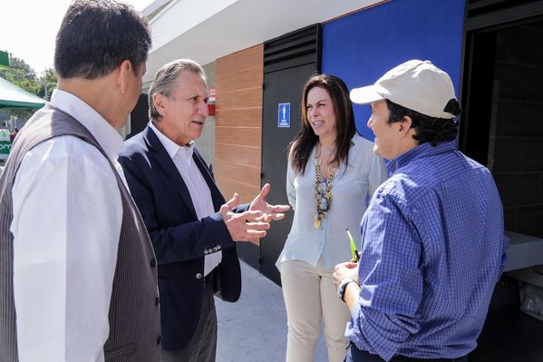 Apertura décimo quinta Estación de Servicio Gas natural vehicular
Apertura décimo quinta Estación de Servicio Gas natural vehicular     
Fecha: Julio 23 de 2015. Lugar: Medellín – EDS Bolivariana
Para descargar esta fotografía en alta resolución, haga clic sobre la imagen hasta que la misma se despliegue en la pantalla completa; luego dé clic derecho y elija la opción "guardar imagen como". 
En caso de publicación por cualquier medio, solicitamos acompañarla del crédito: "Foto EPM"
Palabras clave: Apertura décimo quinta Estación Servicio Gas natural vehicular