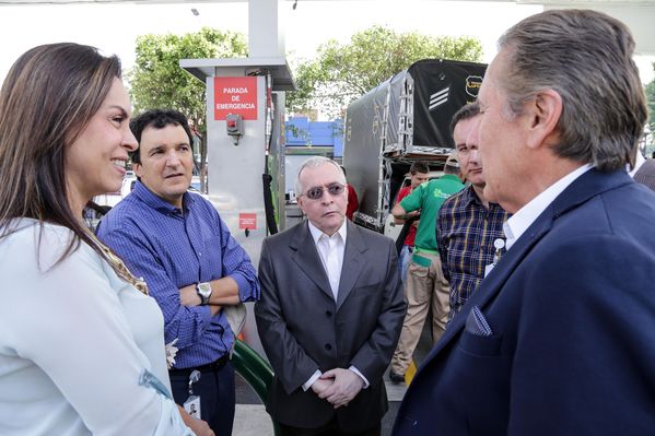 Apertura décimo quinta Estación de Servicio Gas natural vehicular
Apertura décimo quinta Estación de Servicio Gas natural vehicular     
Fecha: Julio 23 de 2015. Lugar: Medellín – EDS Bolivariana
Para descargar esta fotografía en alta resolución, haga clic sobre la imagen hasta que la misma se despliegue en la pantalla completa; luego dé clic derecho y elija la opción "guardar imagen como". 
En caso de publicación por cualquier medio, solicitamos acompañarla del crédito: "Foto EPM"
Palabras clave: Apertura décimo quinta Estación Servicio Gas natural vehicular