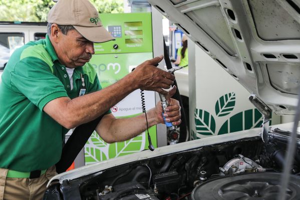 Apertura décimo quinta Estación de Servicio Gas natural vehicular
Apertura décimo quinta Estación de Servicio Gas natural vehicular     
Fecha: Julio 23 de 2015. Lugar: Medellín – EDS Bolivariana
Para descargar esta fotografía en alta resolución, haga clic sobre la imagen hasta que la misma se despliegue en la pantalla completa; luego dé clic derecho y elija la opción "guardar imagen como". 
En caso de publicación por cualquier medio, solicitamos acompañarla del crédito: "Foto EPM"
Palabras clave: Apertura décimo quinta Estación Servicio Gas natural vehicular