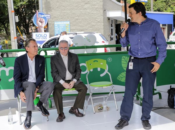 Apertura décimo quinta Estación de Servicio Gas natural vehicular
Apertura décimo quinta Estación de Servicio Gas natural vehicular     
Fecha: Julio 23 de 2015. Lugar: Medellín – EDS Bolivariana
Para descargar esta fotografía en alta resolución, haga clic sobre la imagen hasta que la misma se despliegue en la pantalla completa; luego dé clic derecho y elija la opción "guardar imagen como". 
En caso de publicación por cualquier medio, solicitamos acompañarla del crédito: "Foto EPM"
Palabras clave: Apertura décimo quinta Estación Servicio Gas natural vehicular